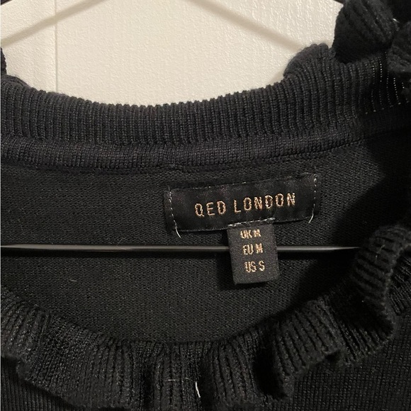 Qed london Chic Black Sweater with see throught Leafy Sleeves size medium - Picture 5 of 6